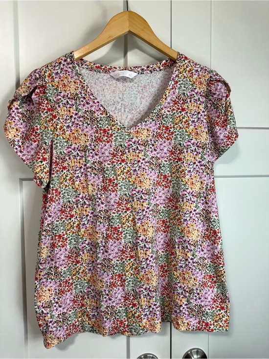 LC Lauren Conrad Tops - LC Lauren Conrad Floral V-Neck Blouse with Flutter Sleeves - Size Large